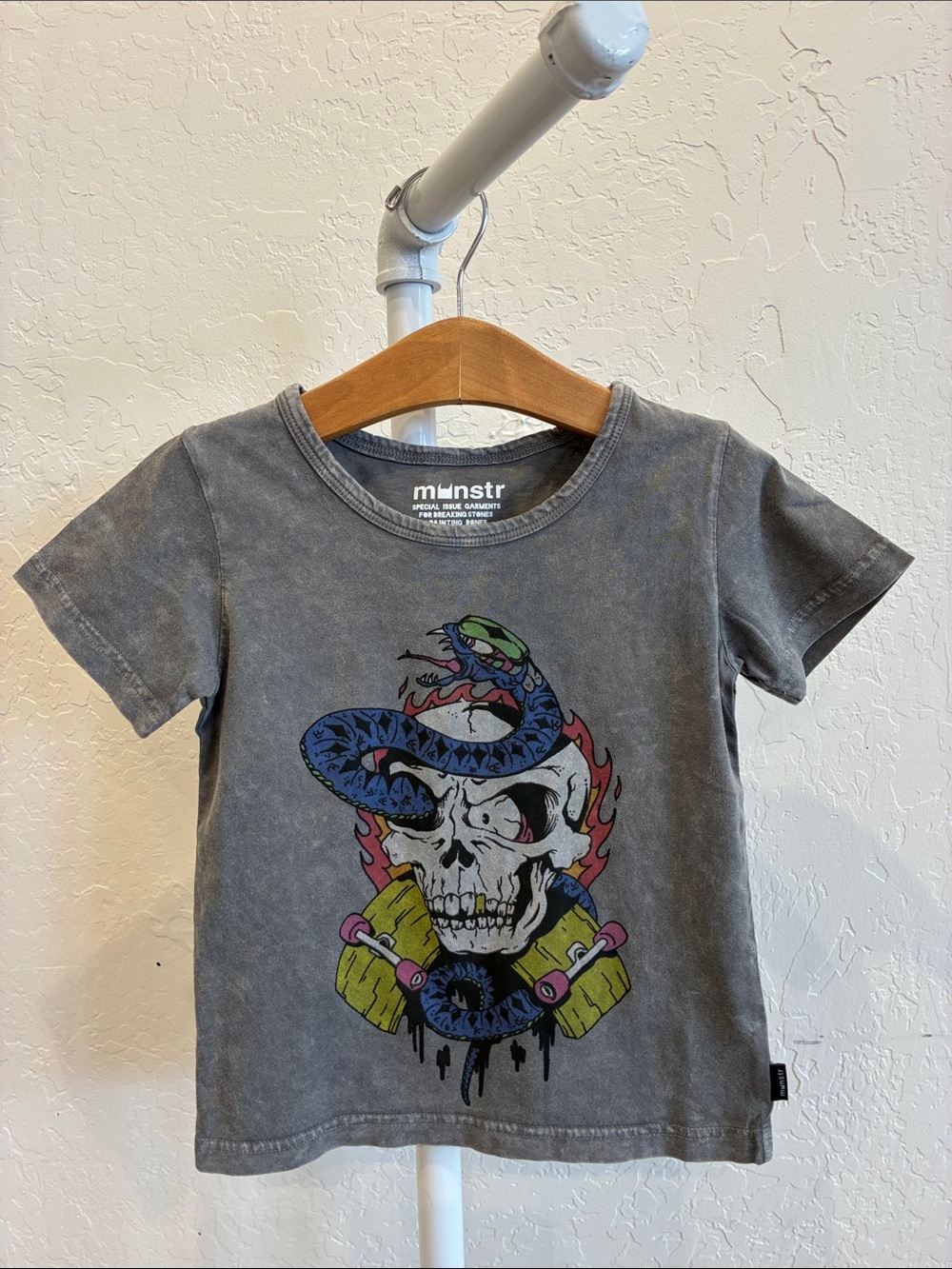 Munster Gray Short-Sleeve Tee with Colorful Skull & Snake Graphic